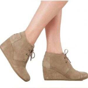 TOMS Taupe Kala Desert Wedge Tan Taupe Suede Lace Up Bootie Boots 9.5